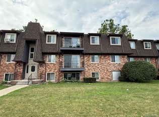 325 Riviera Dr, Saint Clair Shores, MI 48080