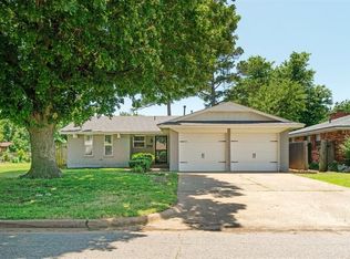 608 SW 9th St, Moore, OK 73160