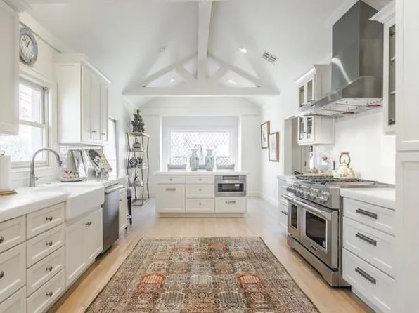 1122 Larchmont Ln, Nichols Hills, OK 73116