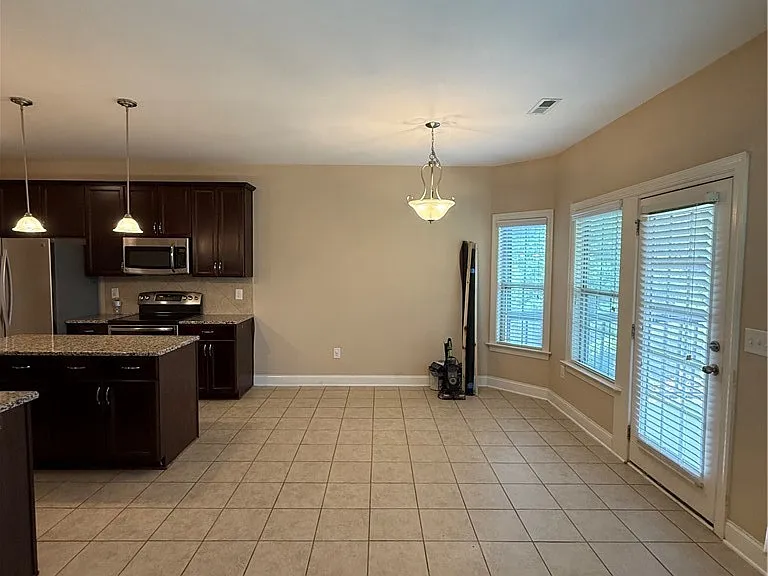 726 Century Dr — Photo 5
