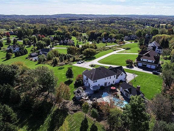 3rd image of 10 Country Meadow Dr
