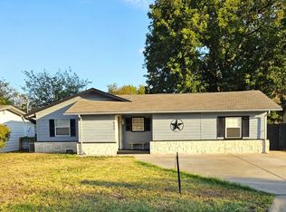 909 Phillips St, Cleburne, TX 76033