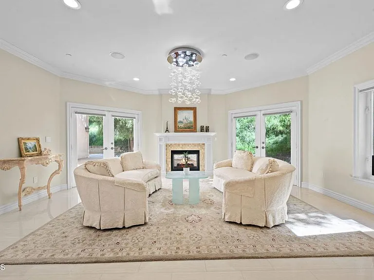 3263 New York Dr — Photo 6