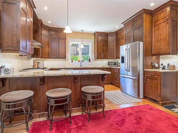 3rd image of 817 Swettenham Pl