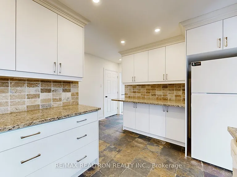 24 Fenelon Dr — Photo 21