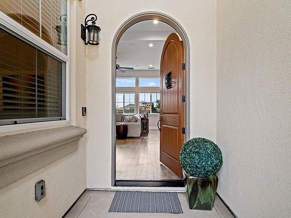 4th image of 3019 Bluffs Dr