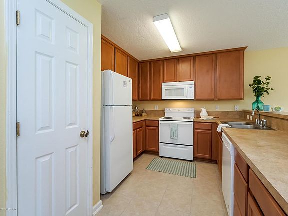 Kitchen w/new appliances