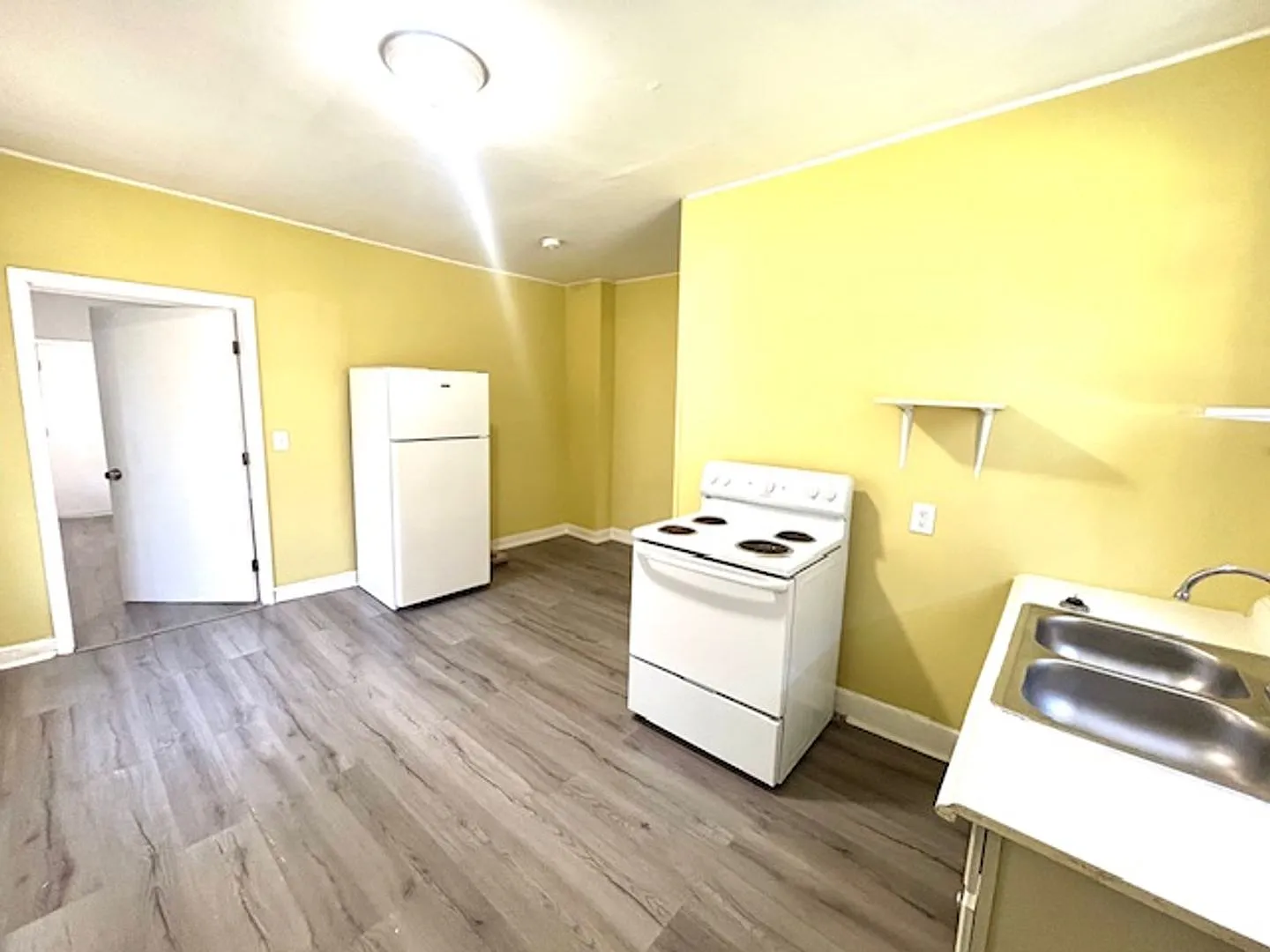 One Bedroom/One Bath - Convenient Location! — Photo 4