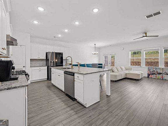 5th image of 922 Edwin Ln