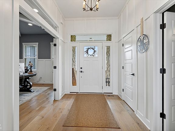 4th image of 18295 Lakes End Dr
