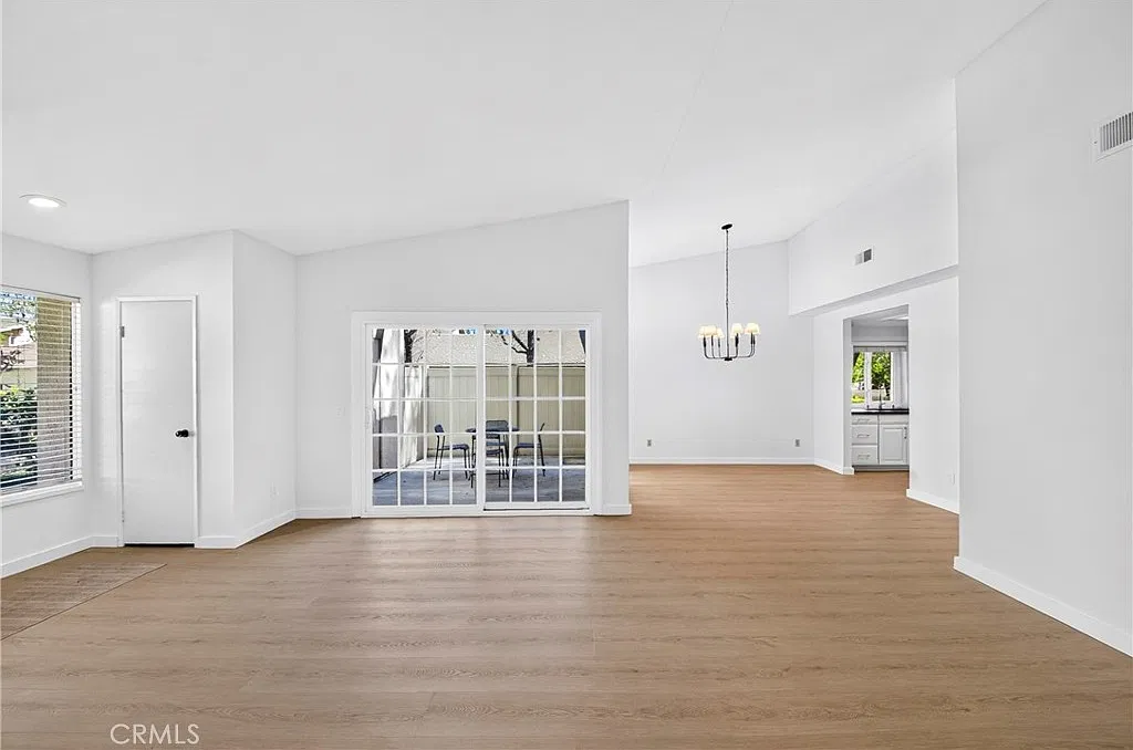 2 bed, 1070 sqft, $3,200 — Photo 2