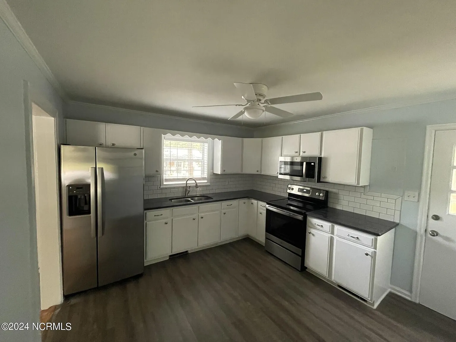 3 bed, 1.0 bath, 1288 sqft, $1,600 — Photo 2