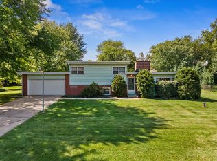 311 Roberts Ln, Batavia, IL 60510