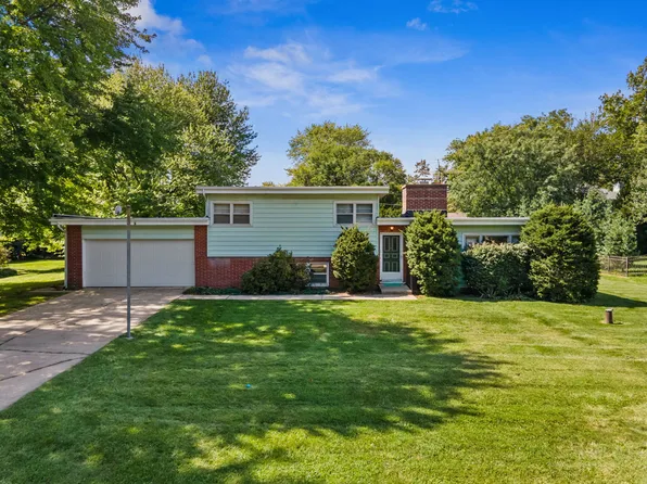 311 Roberts Ln, Batavia, IL 60510