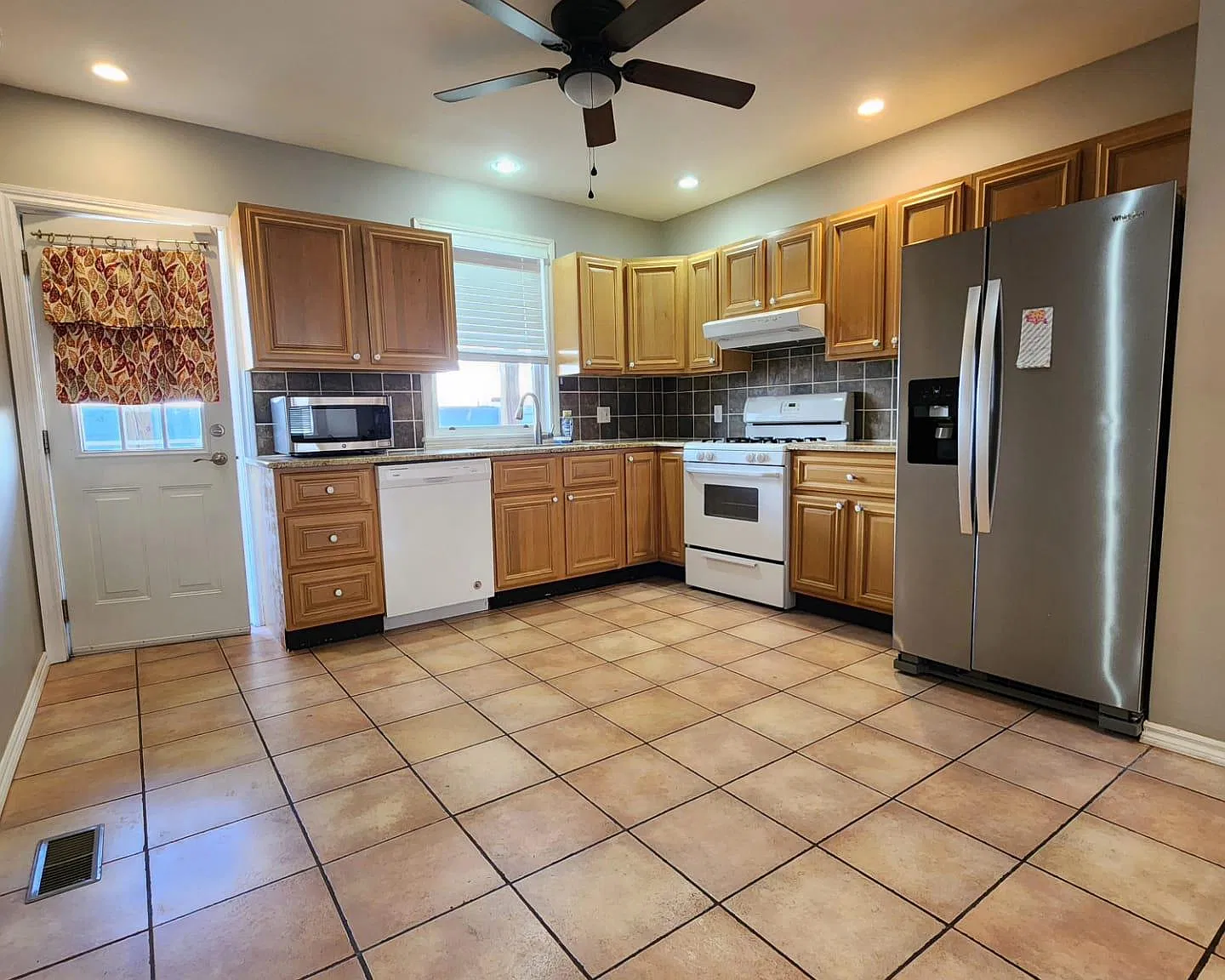 3 bed, 1.5 bath, 1144 sqft, $1,900 — Photo 2