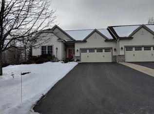 19 Hampton Cir, Mechanicville, NY 12118