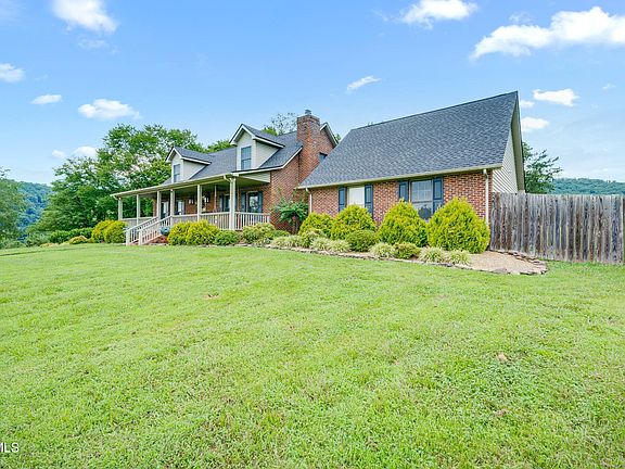 3rd image of 214 Brooks Landing Cir