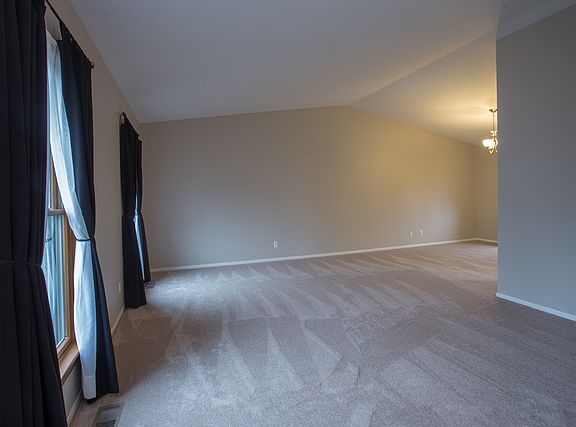 4th image of 38 Essex Ln