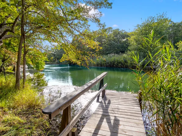 https://photos.zillowstatic.com/fp/8eefe4eb90db2ffcbd51e4eb2e901183-p_e.webp