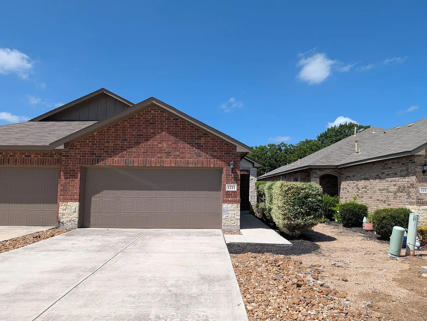 Less than 1 Mile to Gruene / Fridge Included/ Gas Cooking / Covered Patio / CISD — Photo 2