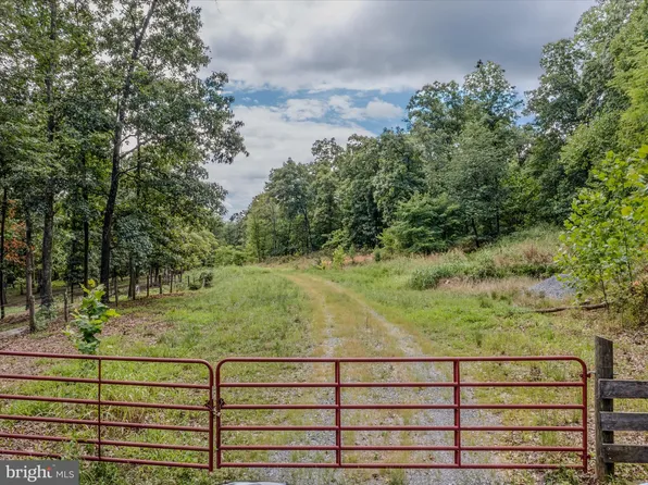 Copperhead Ln, Martinsburg, WV 25403