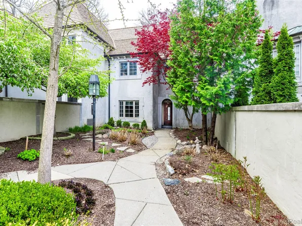 5467 Bristol Parke Dr, Clarkston, MI 48348