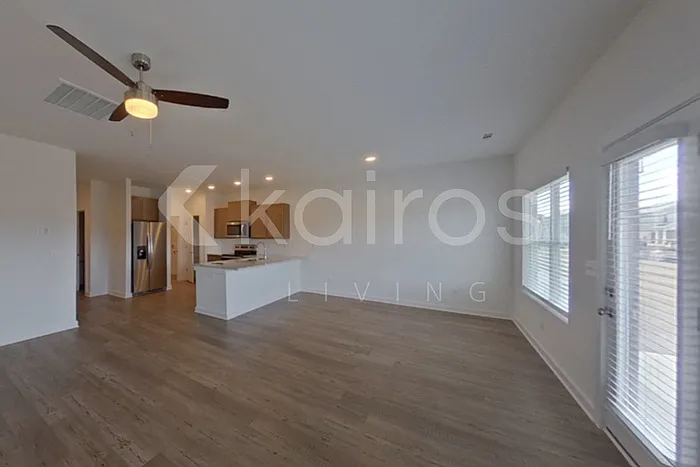 4 bed, 2.5 bath, 2047 sqft, $1,915 — Photo 4