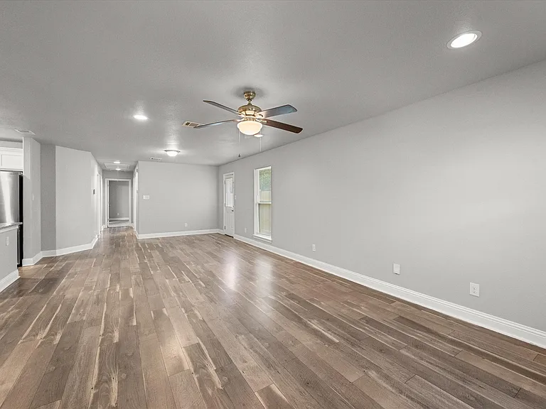 438 Sabine Ave — Photo 6