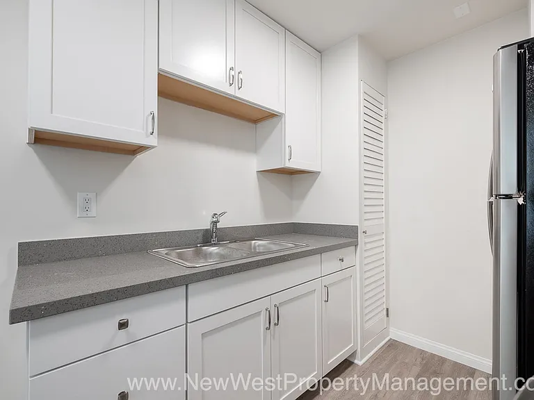 557 22nd St — Photo 13