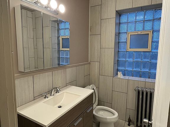 5th image of 6423 N Francisco Ave #3