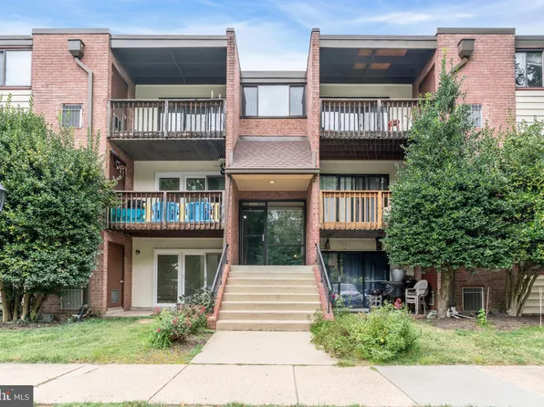 10722 West Dr APT 101, Fairfax, VA 22030