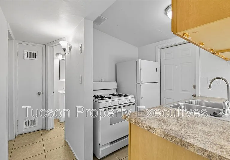 1638 N Beverly Ave — Photo 3