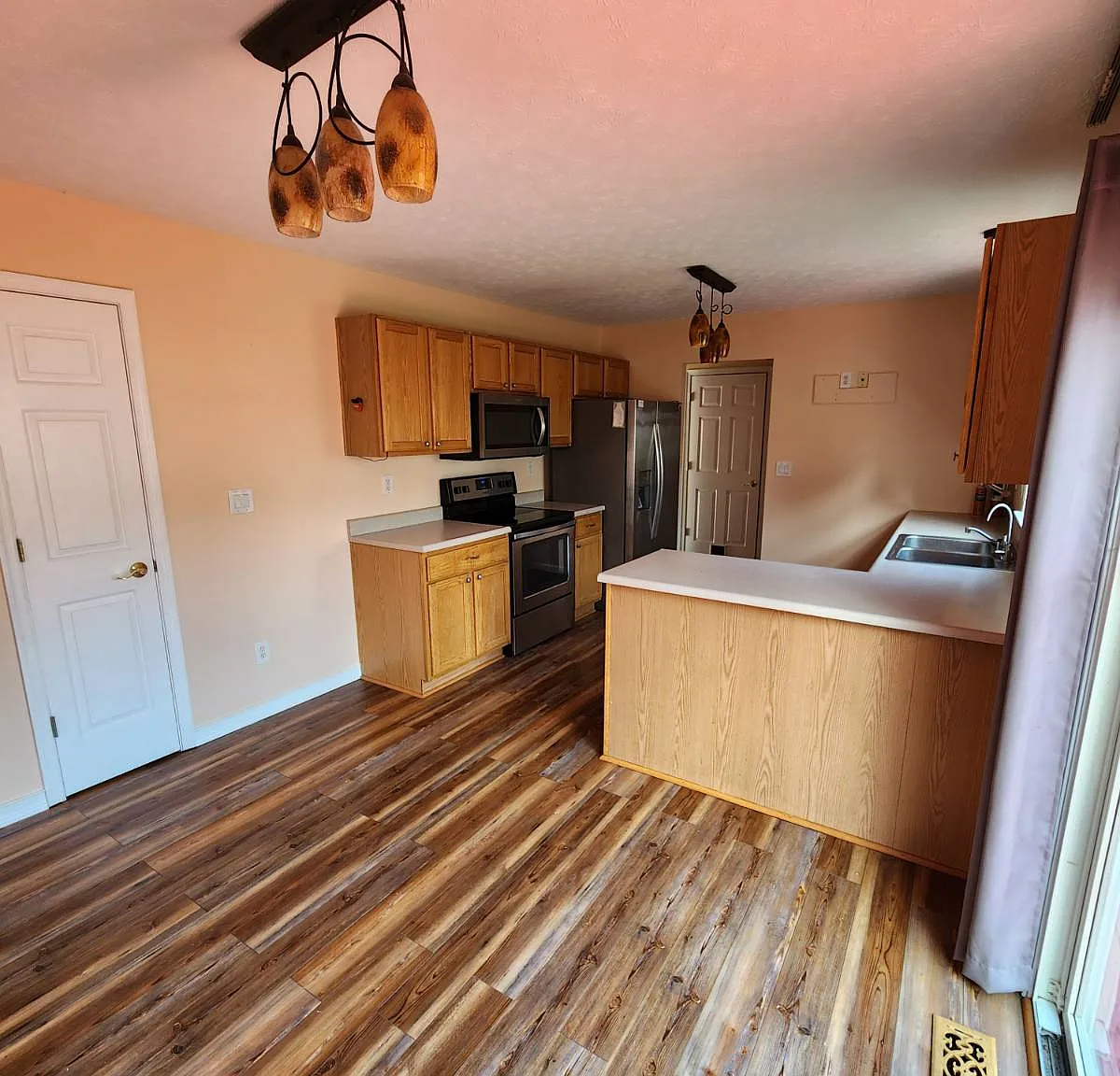 4 bed, 2.5 bath, 2108 sqft, $2,300 — Photo 3