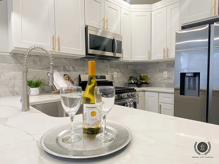 93 Roosevelt Ave #3L — Photo 5