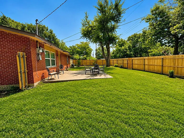 901 Melrose Dr — Photo 13