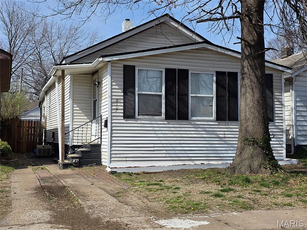 2107 Monroe St photo 1