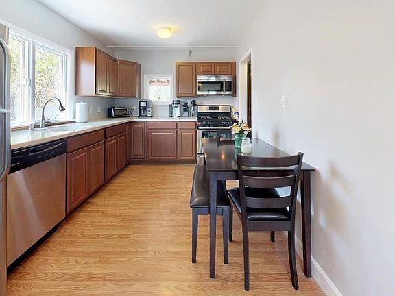 5th image of 186 Stoughton St