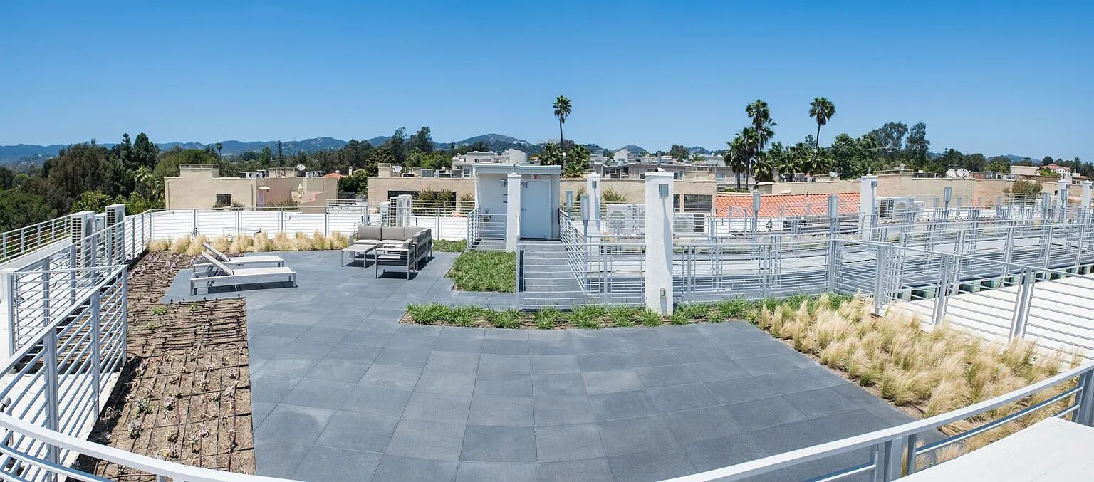 625 S Barrington Ave — Photo 1