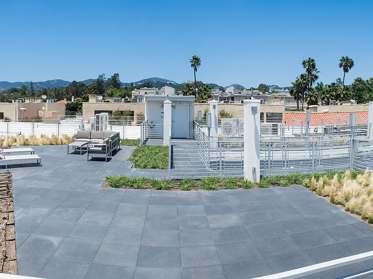 625 S Barrington Ave — Photo 1