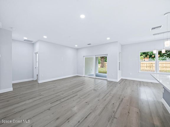 4th image of 303 Dorset Dr