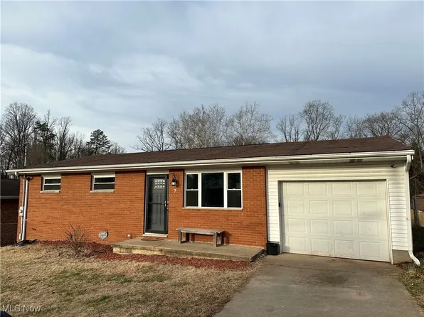 7 Fox Hill Ter, Parkersburg, WV 26104