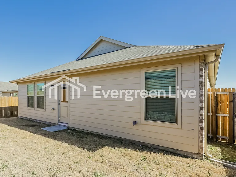 1021 Crestview Dr — Photo 15
