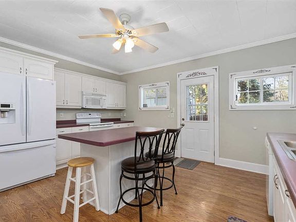 3rd image of 815 E Parkway Ave