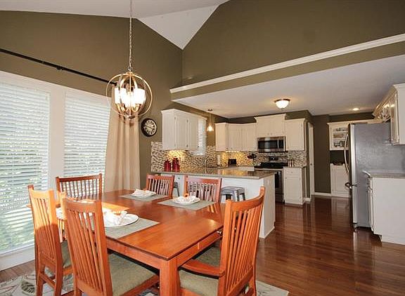 3rd image of 1547 Carriage Cir