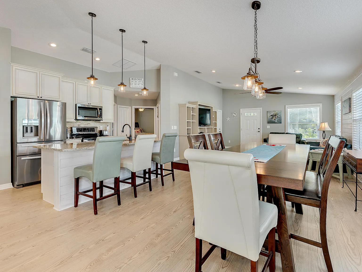3 bed, 2.0 bath, 1329 sqft, $3,500 — Photo 4