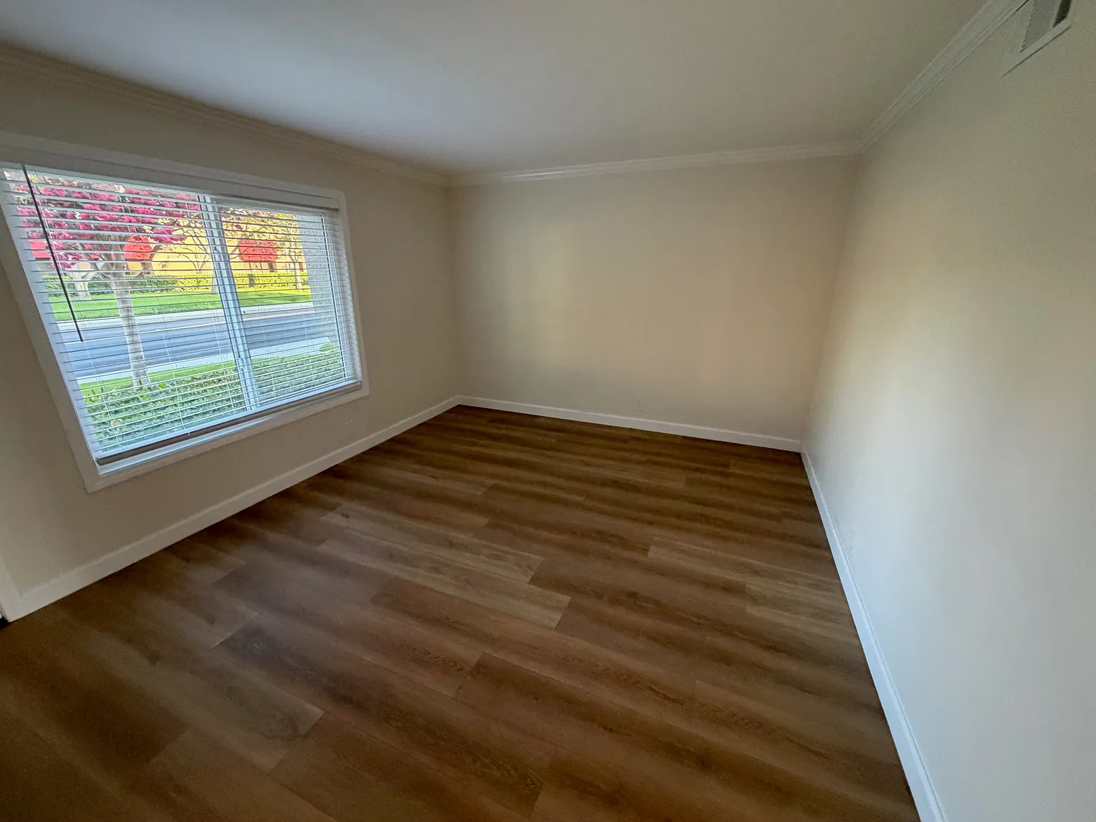 3 bed, 1.5 bath, 1121 sqft, $3,500 — Photo 4