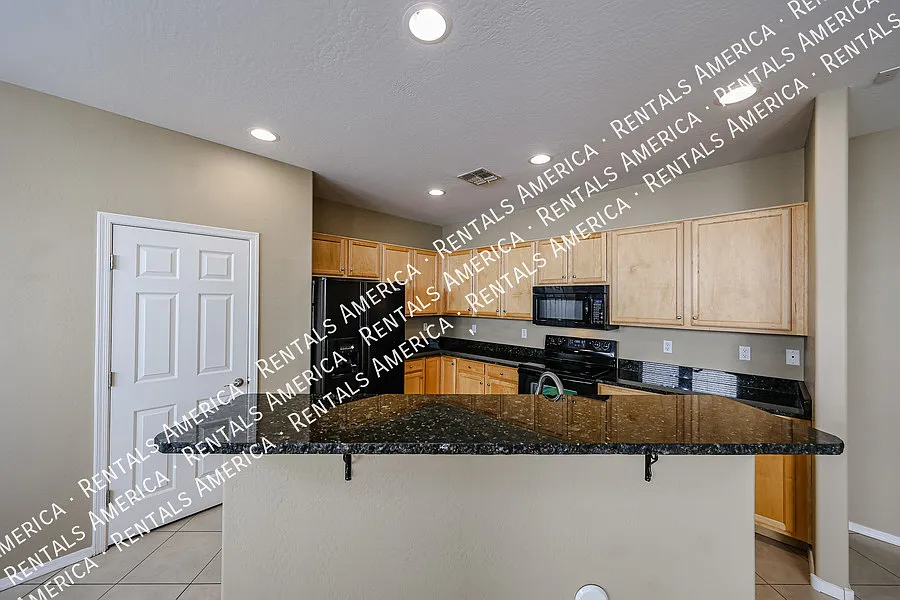 3 bed, 2.5 bath, 1907 sqft, $2,249 — Photo 3