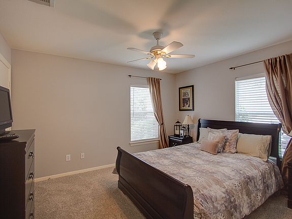 3rd image of 823 E Heights Hollow Ln
