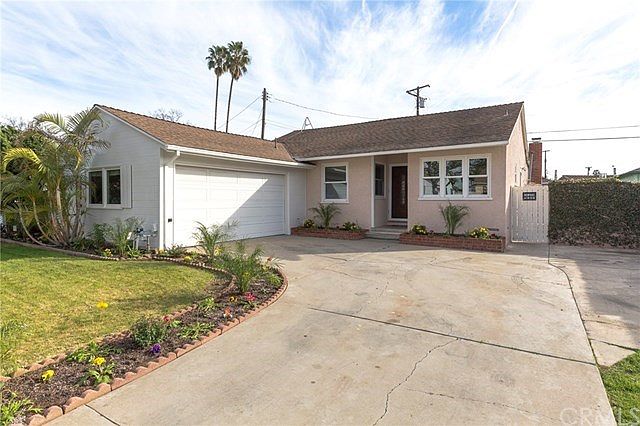 Driveway with 3-4 additional car spaces and boat/small RV parking.