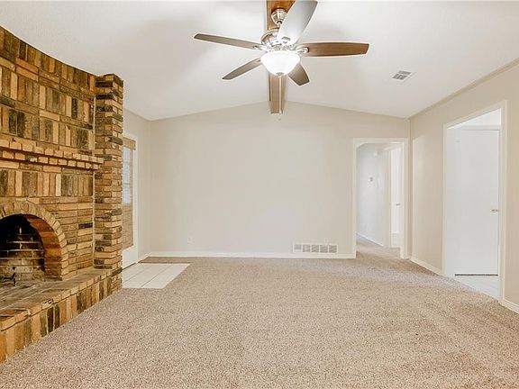 4th image of 221 Meadowcreek Dr